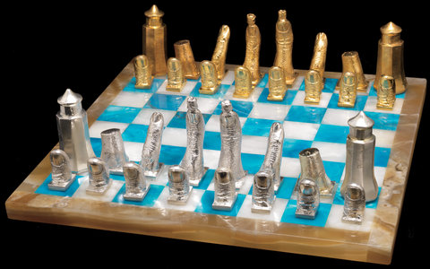 Dalí chess set on board